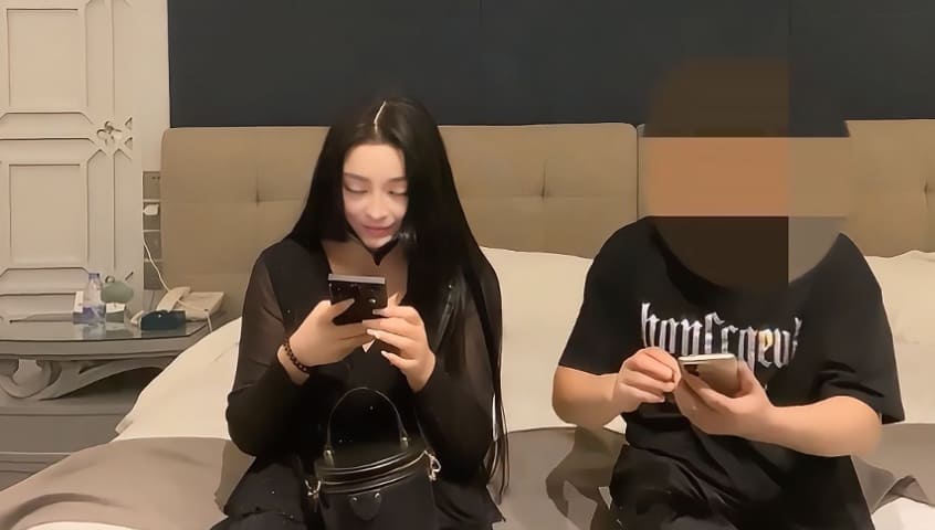 极品探花 勾搭上拥有白皙肌肤美腿的气质模特，微肉身材性感诱惑，插入嫩穴发出的碰撞声真是悦耳