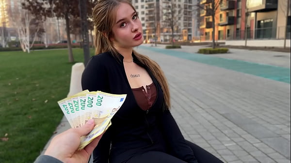 街头看到一个丰满的美少女，拿出500块钱就跟着我回家了，她的骚逼实在太美了