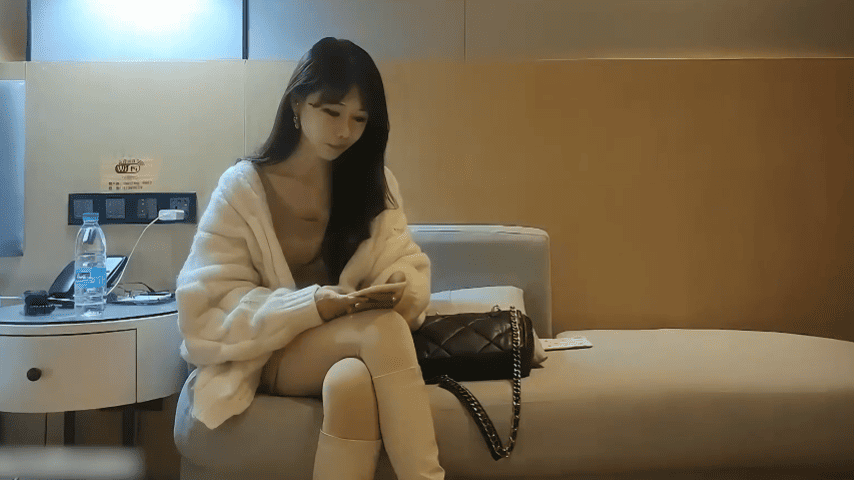 极品探花 小哥哥上场约啪高颜值性感妹子，沙发上调情后马上暴力抽插开操 妹子被草到呻吟不止