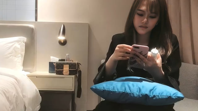 【太子探花】会唱歌的小主播 沙发上舌吻摸奶调情，洗完澡开操抬腿侧入，翘起屁股后入猛烈撞击