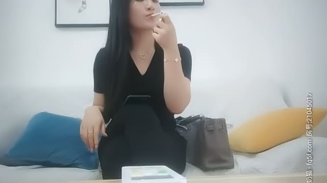 【B哥探花】乖乖的高颜值少妇，开档网袜黑丝情趣内衣很是性感，屁股白皙身材好，激情上位让小哥揉着奶子抽插还要吃吃奶子，精彩刺激,
