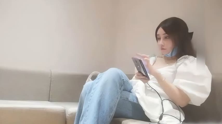 【午夜探花】白衣网红脸大奶妹子偷拍啪啪，沙发调情揉奶镜头前口交，上位骑乘猛操呻吟娇喘诱人