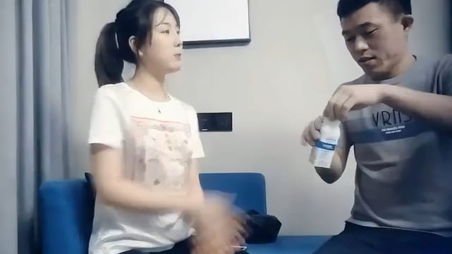 【七天高端外围】嗲声清纯美女 漂亮温柔体贴，含情脉脉勾魂媚媚，暧昧灯光下浓情蜜意。