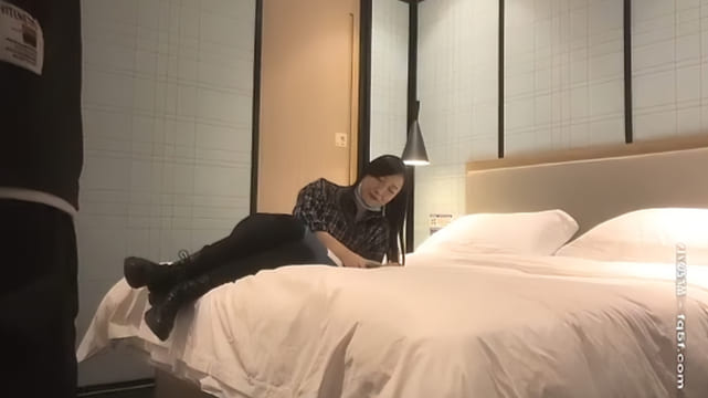 漂亮格子衫小姐姐 身材高挑大长腿 小娇乳逼毛茂密 在床上被小哥操的娇喘不停