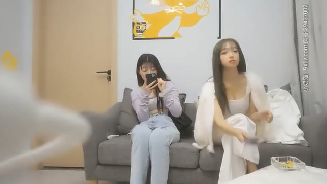 【小陈头星选】约了两个萌妹子双飞激情啪啪，翘起屁股摸逼一起口交舔弄站立后入猛操。