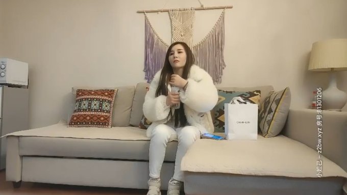 【一屌探花】面女模 沙发调情聊天舌吻，抠穴口交娇喘_空姐制服激情啪啪