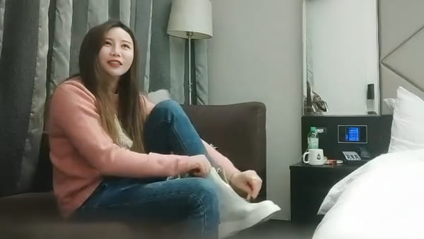 身材苗条性格温柔在沙发被小哥多姿势爆操