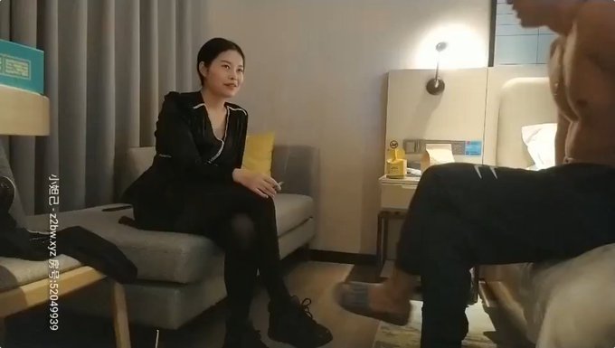 【肌肉佬探花】兼职家庭少妇 白嫩听话口交卖力，后入水声潺潺欲望强烈