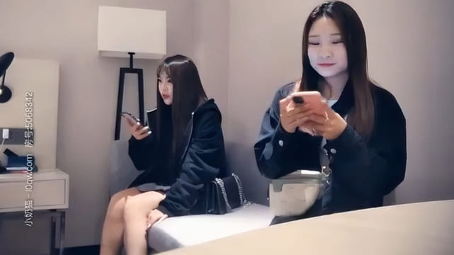 【七天高端外围】约了一个身材苗条的兼职反差婊新姿势搞的她高潮淫叫抽搐，