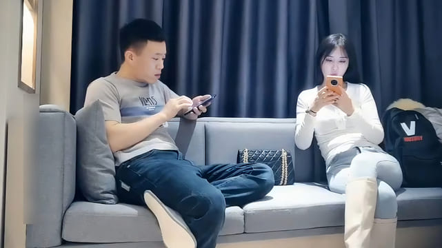 【七天高端外围】极品影视学院毕业生 高颜值好身材牛仔裤大奶妹，舔奶特写口交抬腿侧入摸奶后入抽插猛操