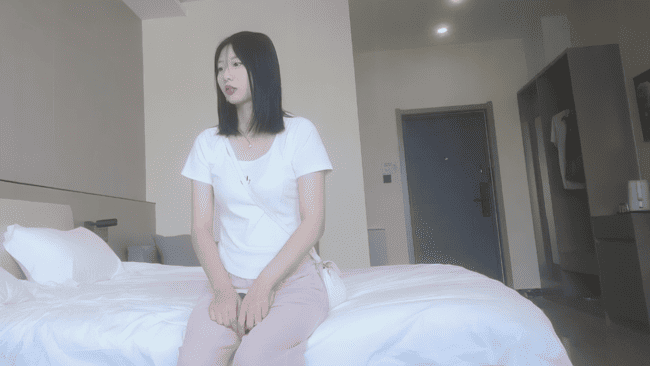 老王探花 2000元网约四川美女大学生，清纯可爱 后入太紧搞得她面目狰狞 猛烈抽插这粉逼 很怕把她给草坏了