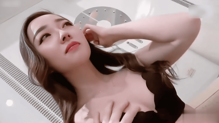 刚结婚的风骚小少妇马上跟别的男人开房偷情，高颜值巨乳蜜桃屯，后入无套抽插