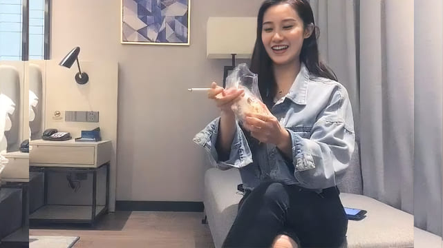 【太子探花】极品播音员 沙发上翘起屁股后入撞击，抬起双腿猛操