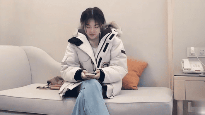 极品探花 约啪靓丽美女模特萌妹，沙发上抠逼调情 帮我口交口硬 压在身下直接猛烈抽插 换着各种姿势爆操冲刺