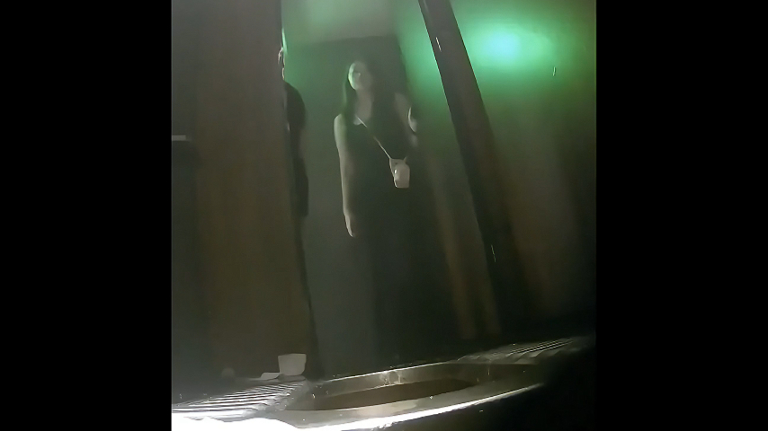 酒吧厕所偷拍，高贵气质小姐姐，蹲下那一刻谁知道里面还插了跳蛋！超级反差爱了爱了