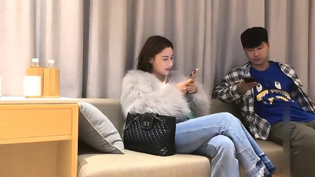 【小宝探花】颜值不错苗条妹子，骑在身上调情69口交侧入猛操，呻吟娇喘非常诱人