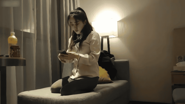 极品探花 穿着性感黑丝能劈叉的御姐，边撕开裆部边舌吻调情，床上抠逼后直接大力后入抽插到她高潮