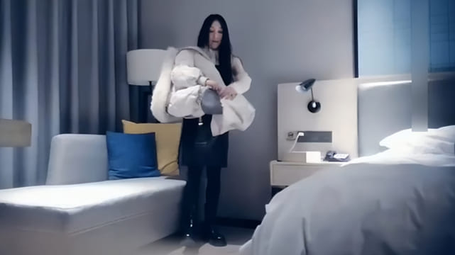 七天高端外围 美乳少妇 ，吃奶玩逼边亲边草，风骚迷人呻吟可射，对着镜头好刺激