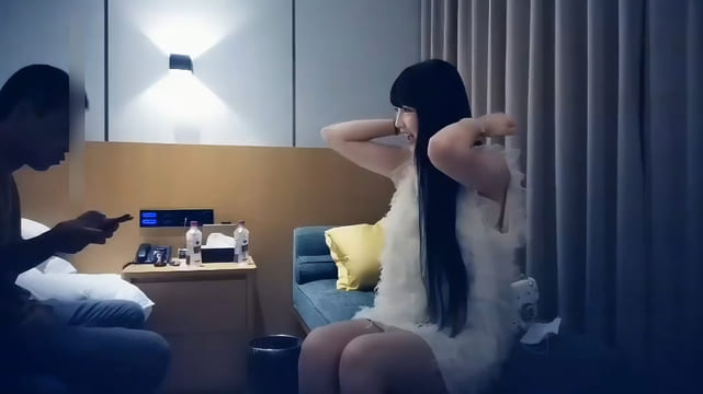 【9总全国探花】长相甜美萌妹子，脱光光沙发吸奶扣逼再到床上，翘屁股69舔弄后入猛操呻吟
