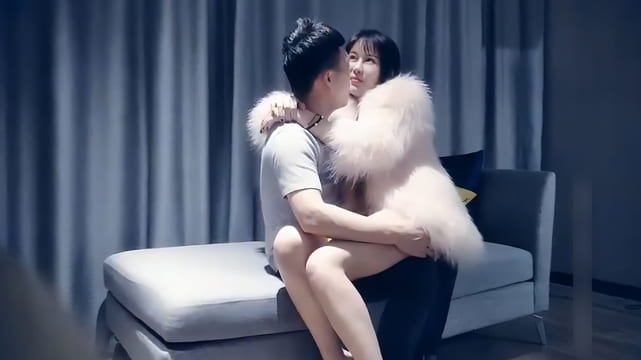 七天高端外围 丰满性感小姐姐 蜂腰翘臀小荡妇，沙发调情舌吻抠穴