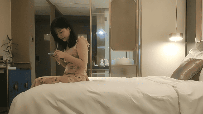 小马寻花美短腿裙边小姐姐，迫不及待隔着丝袜揉穴，镜头前深喉口交，扛起双腿猛操