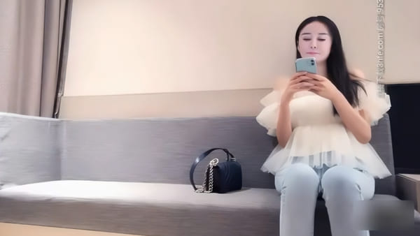 小宝寻花白衣牛仔裤甜美妹子，口交舔弄上位骑坐抽插