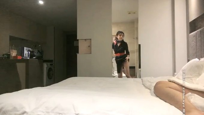 【李寻欢探花】约操空姐 性感开档黑丝摸奶口交舔屌抬腿侧入，骑乘翘起屁股后入操猛