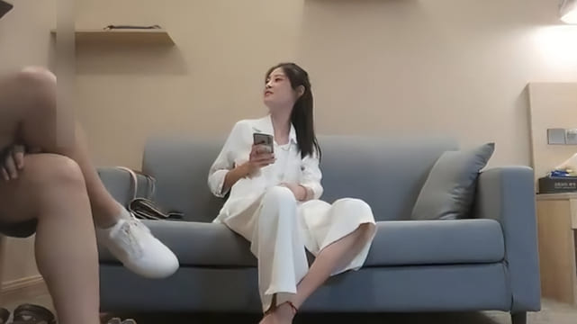 白衣颜值美女坐在身上捏奶子，口交舔屌活不错，上位骑乘打桩抽插猛操