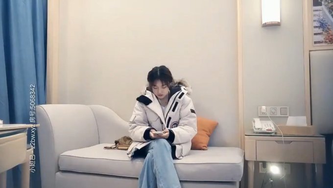 【七天高端外围】靓丽美模嫩妹 粉嫩小穴插入，刚下海没做几次，乖巧水多配合