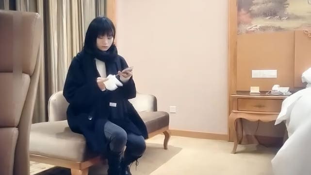 七天高端外围 零零后小嫩模 沙发舌吻舔奶头摸逼 吃鸡口交骑坐抬起头侧入猛操