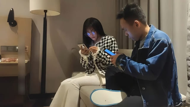 极品长相甜美眼镜萌妹子沙发上啪啪，坐在身上互摸调情特写掰穴抽插猛操-步宾探花