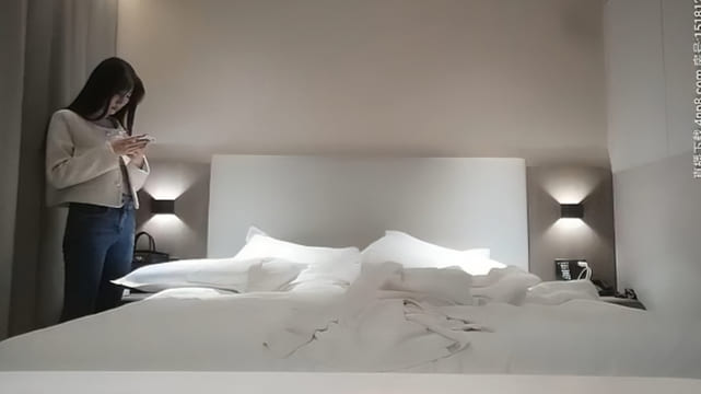 【午夜狼探花】苗条身材长腿妹子，口交舔屌抬腿抽插，上位骑乘后入大力撞击