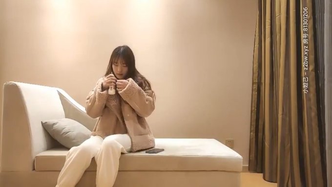 【一屌探花】苗条美模_坐在身上舌吻调情，特写抽插猛操上位骑乘后入撞击