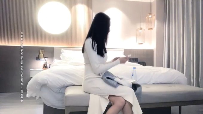 【小宝探花】白衣女神 大长腿舌吻互摸调情，镜头前口交舔屌掰穴，骑乘抬腿侧入大力猛操