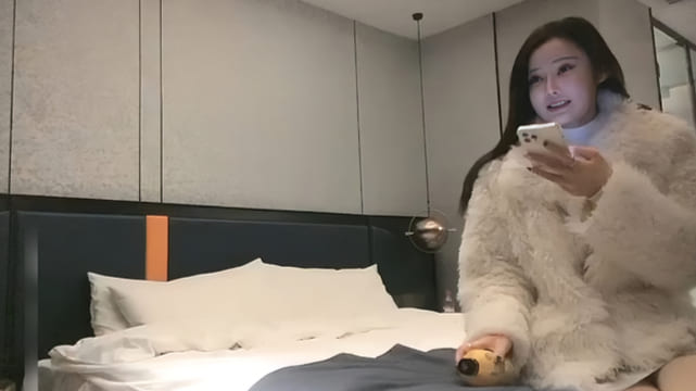 【李寻欢探花】网红脸外围 黑丝肥臀翘起摸穴，扛起腿一顿爆操