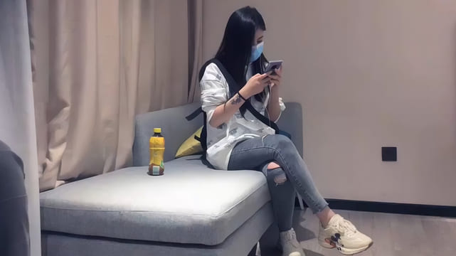 牛仔裤妹子在沙发啪啪，蹲着口交上位骑坐后入抽插猛操呻吟 文轩探花