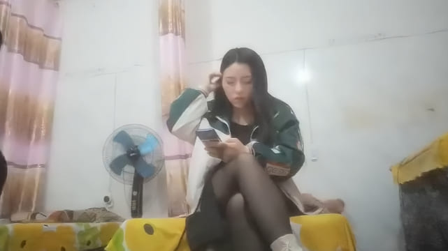 【本场无套内射】红灯区快餐，还不错少妇，带到小房间操逼，打上灯光看逼，怼着骚穴猛操