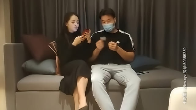 【肌肉佬探花】陌陌上约的骚女 女仆装沙发震 激情性爱啪啪