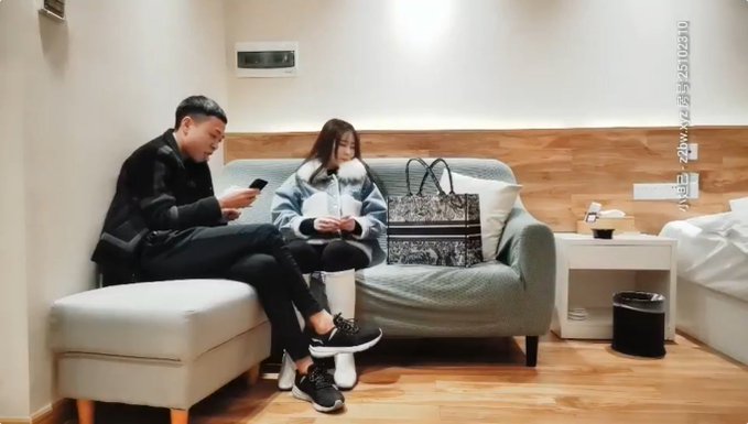 黄先生 苗条身材内衣模特，口交舔屌抬腿抽插，上位骑乘后入大力撞击