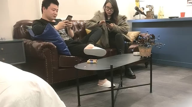 【外围神探】苗条身材长腿眼镜妹子，蹲着口交舔屌抬腿抽插，上位骑乘后入大力撞击
