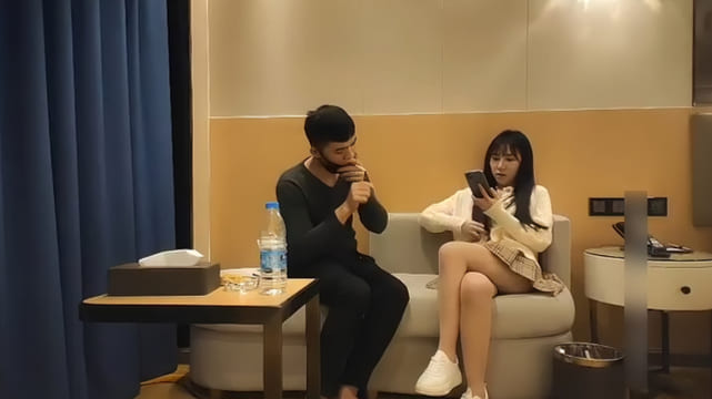 小陈头 素颜清纯美女 沙发调情做爱，舔屌吸吮口活很棒，肥穴骑乘自己动