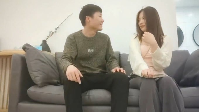 探花精选漂亮小姐姐 你用力快点嘛 下面好痒用力啊再用力一点 身材丰满大肥臀 衣服一脱就狂舔逼 在沙发猛怼 哥们力不从心满头大汗