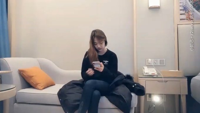 【七天高端外围】不满二十的清纯妹子 粉嫩乖巧，小穴太紧了，被插得嗷嗷叫，又痛又爽高潮了