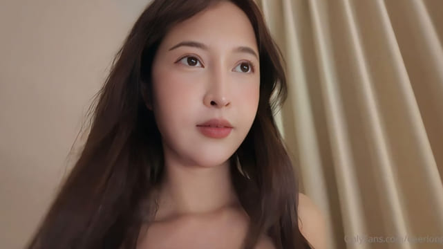 「deerlong」OF性爱私拍，男朋友在玩王者不理我，我只好玩弄他的鸡巴